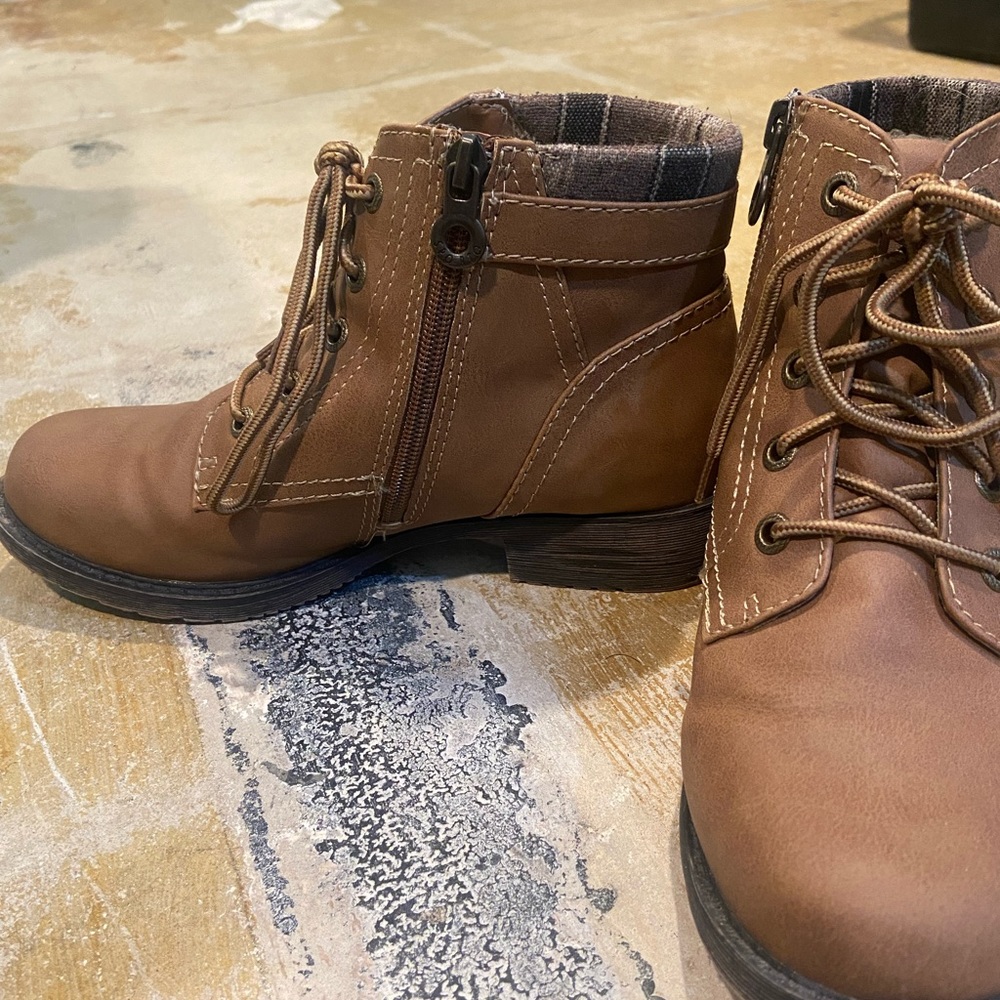 Boots - Picture 4 of 4